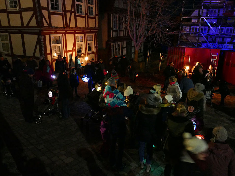 Sankt Martin Laternenumzug durch die Stadt (Foto: Karl-Franz Thiede)